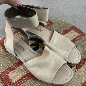 THE FLEXX Beglad Pebbled Leather Velcro Ankle Strap Sandals Sz:8